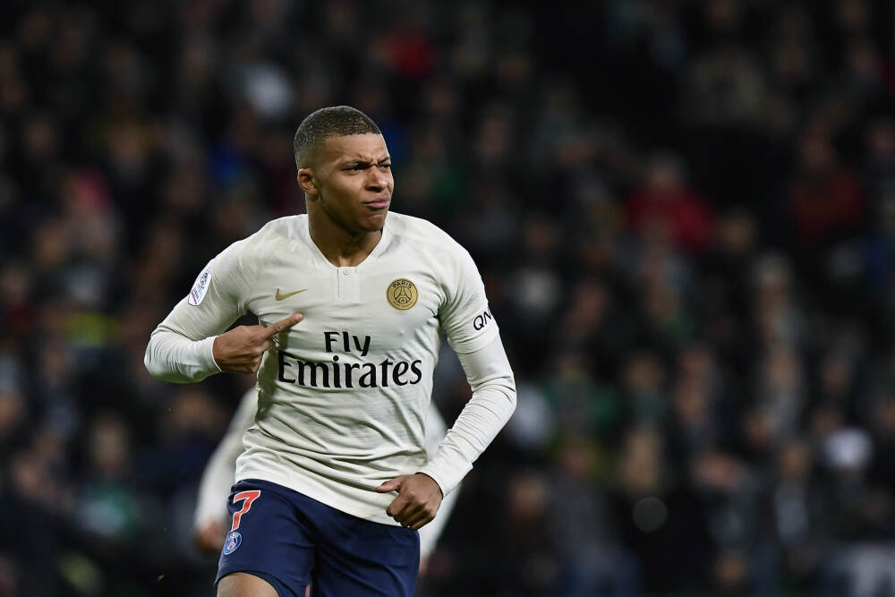 亦辰集团：授出合共1200万份购股权